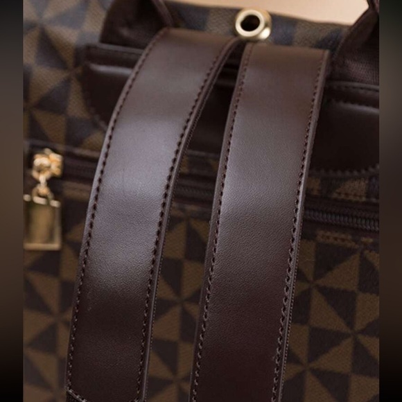 Large Capacity Backpack With Wristlet - Picture 9 of 10